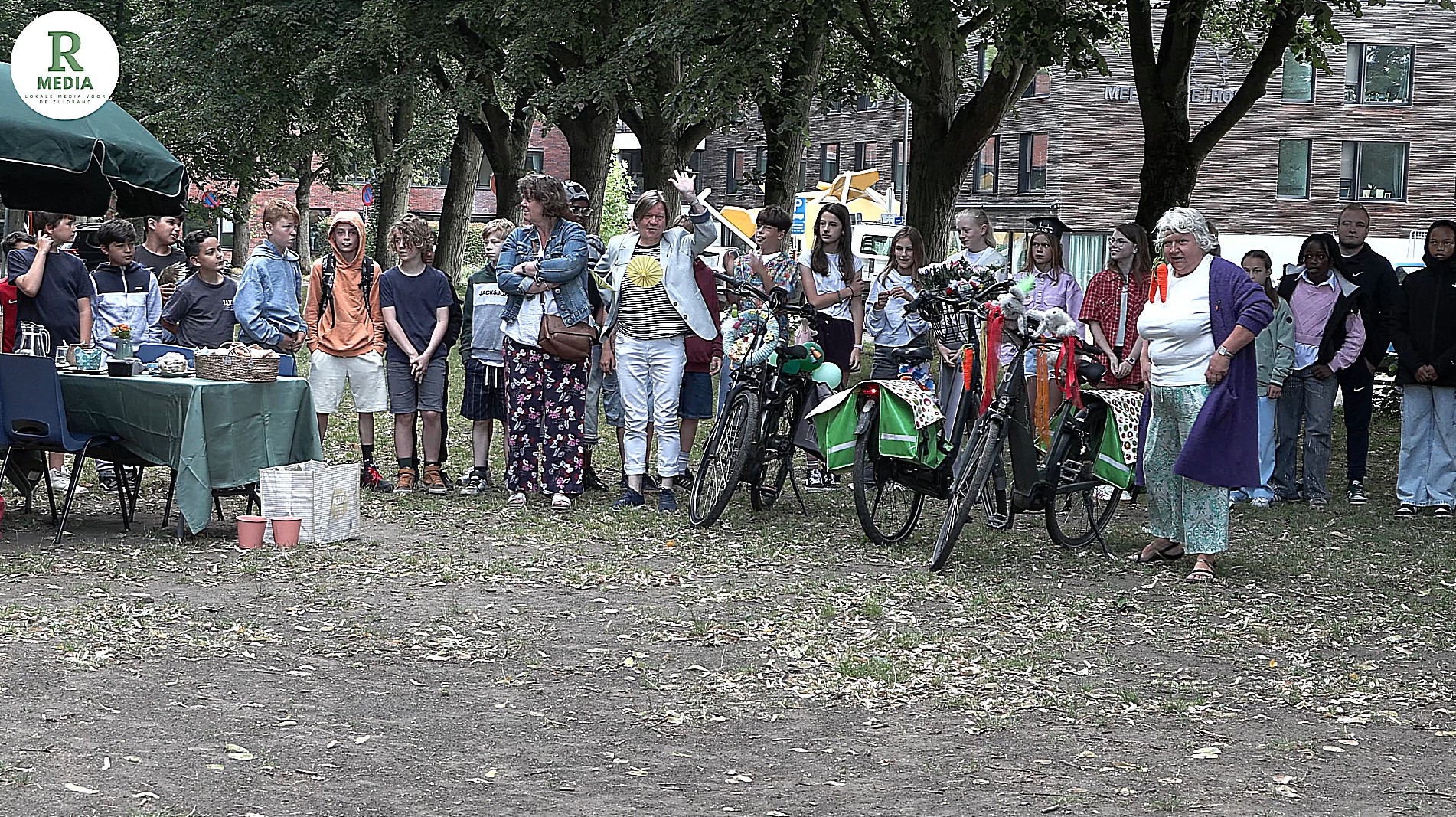Afscheid van juffen op basisschool De Tandem! Een emotionele en feestelijke dag voor juf Veerle, juf Ann en juf Linda.