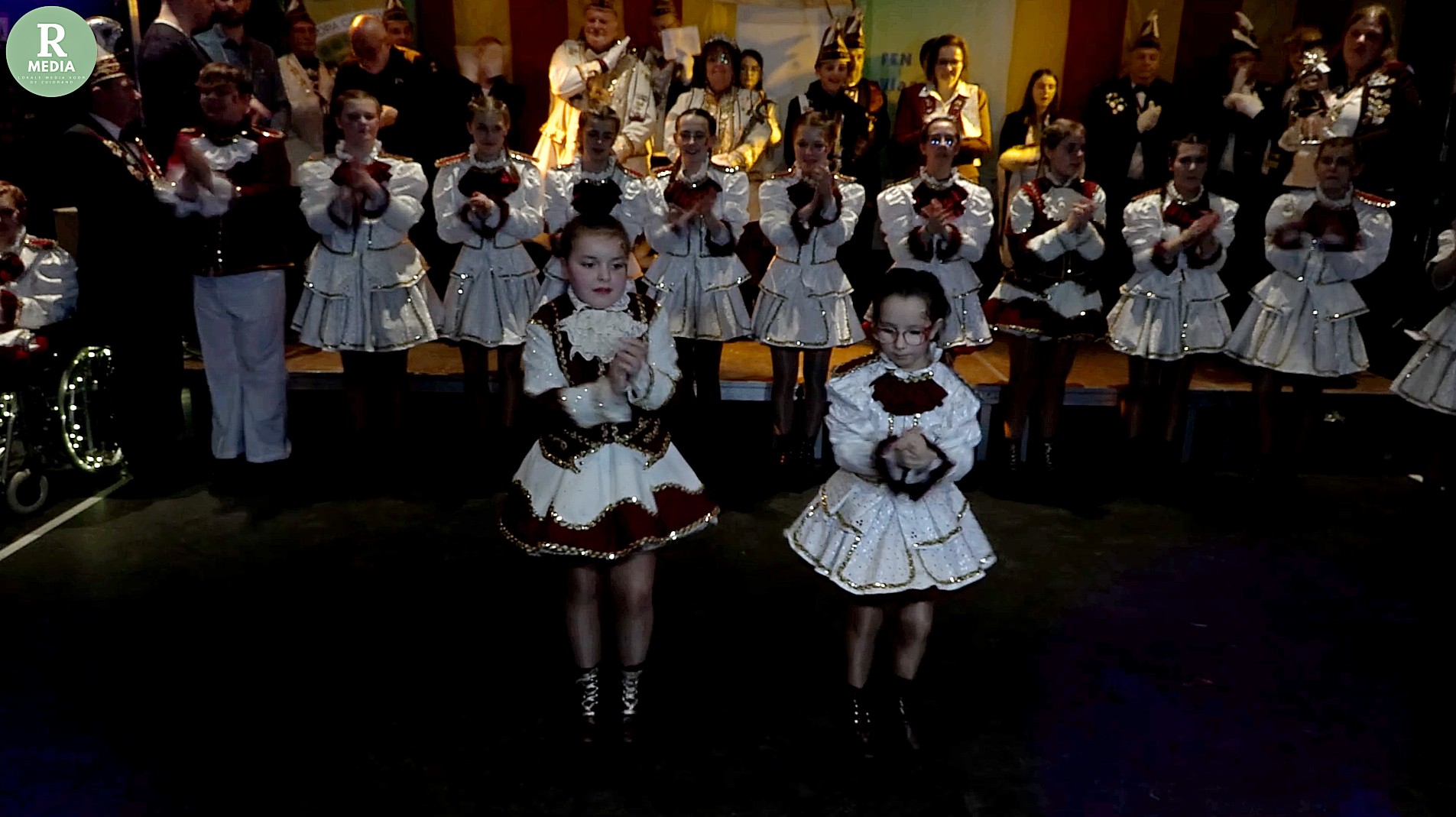 Knaloptreden van de Dansmariekes bij bekendmaking Prinsenpaar Luc II & Viviane I op het Prinsenbal van Karnamor